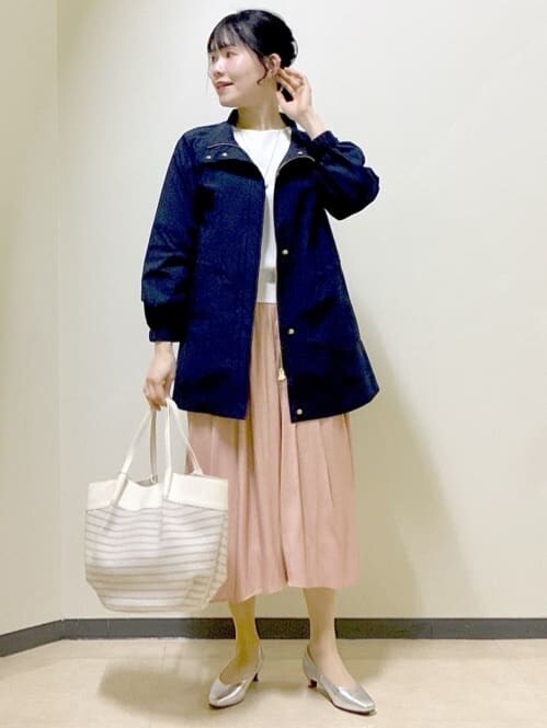 ホワイト系のワンピース、オレンジ系のその他パンツ、シルバー系のパンプスを着用したレディースの春コーディネートの6枚目の写真