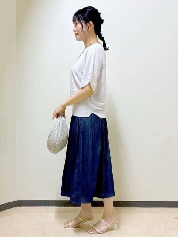グレー系のニット/セーター、ブルー系のその他パンツ、ブルー系のニット/セーターを着用したレディースの夏コーディネートの2枚目の写真