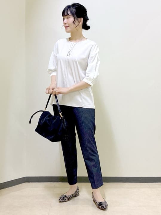 ベージュ系のTシャツ/カットソー、グリーン系のブルゾン、ブルー系のその他パンツを着用したレディースの秋コーディネートの5枚目の写真