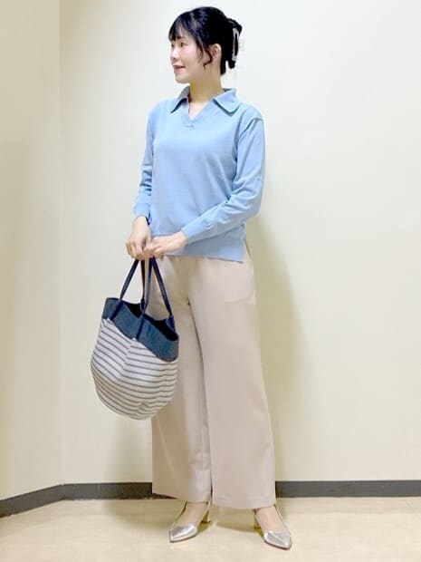 ブルー系のニット/セーター、ベージュ系のその他パンツ、ブルー系のブルゾンを着用したレディースの春コーディネートの5枚目の写真