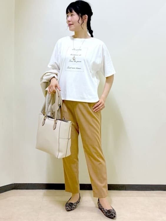 ホワイト系のTシャツ/カットソー、ベージュ系のテーラードジャケット、イエロー系のその他パンツを着用したレディースの夏コーディネートの5枚目の写真