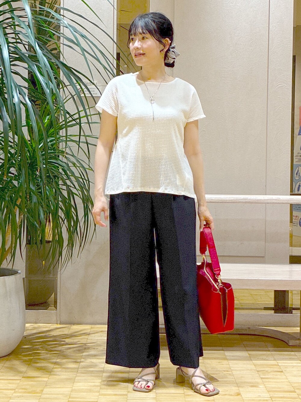 ホワイト系のTシャツ/カットソー、ブルー系のその他パンツ、レッド系のトートバッグを着用したレディースの夏コーディネートの5枚目の写真