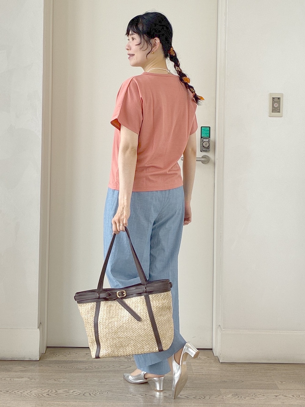 ブルー系のその他パンツ、ピンク系のTシャツ/カットソー、イエロー系のトートバッグを着用したレディースの春コーディネートの4枚目の写真