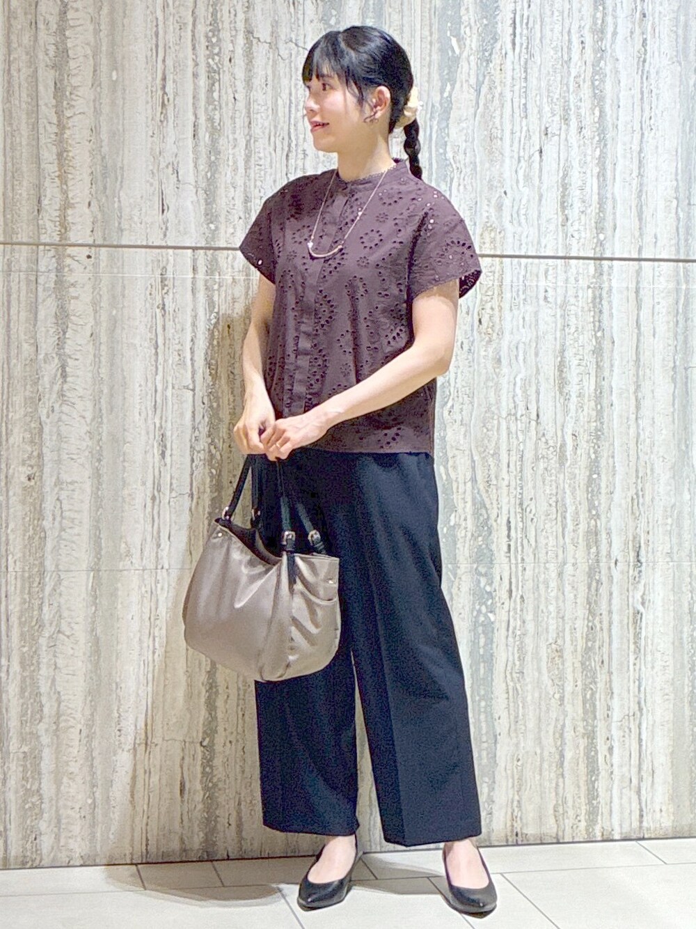 ブラウン系のシャツ/ブラウス、ホワイト系のシャツ/ブラウス、イエロー系のシャツ/ブラウスを着用したレディースの秋コーディネートの6枚目の写真