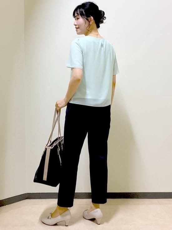 グリーン系のシャツ/ブラウス、ブルー系のその他パンツ、グレー系のカーディガン/ボレロを着用したレディースの夏コーディネートの4枚目の写真