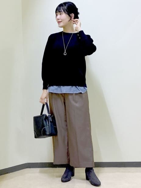 ブラック系のダウンジャケット/コート、ブラック系のニット/セーター、ブルー系のTシャツ/カットソーを着用したレディースの冬コーディネートの9枚目の写真
