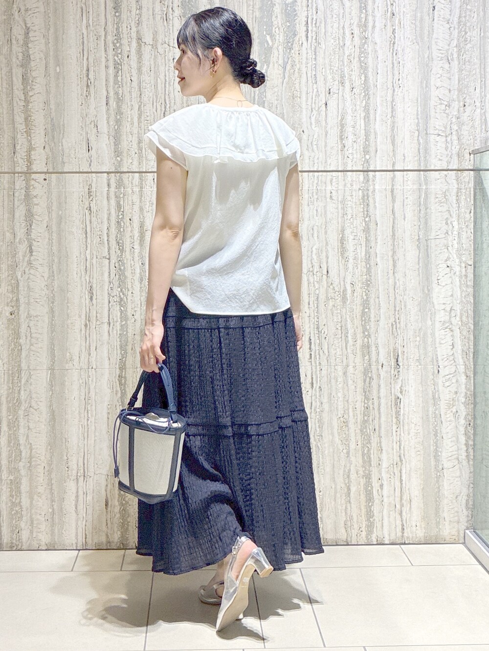 ホワイト系のシャツ/ブラウス、ブルー系のスカート、ブルー系のショルダーバッグを着用したレディースの夏コーディネートの4枚目の写真