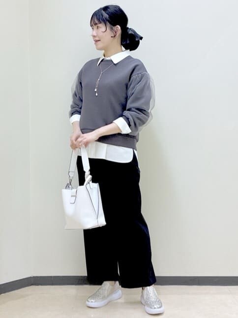 グレー系のTシャツ/カットソー、ホワイト系のシャツ/ブラウス、ブラック系のその他パンツを着用したレディースの春コーディネートの7枚目の写真