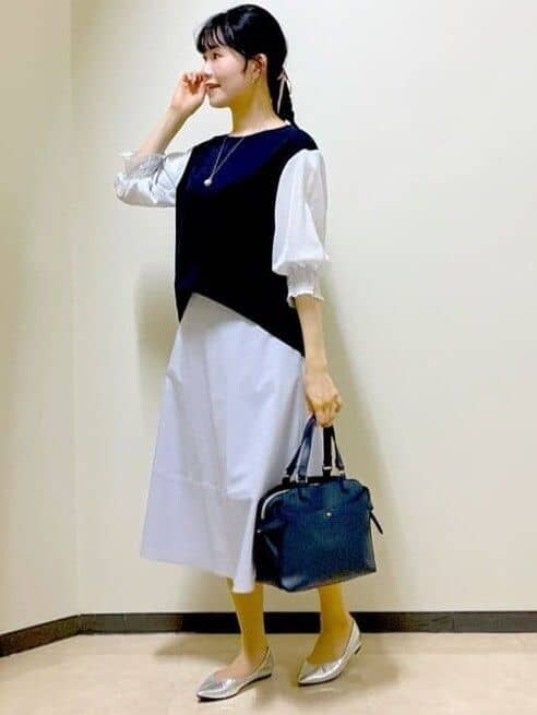 ブルー系のシャツ/ブラウス、パープル系のスカート、ブルー系のトートバッグを着用したレディースの夏コーディネートの8枚目の写真