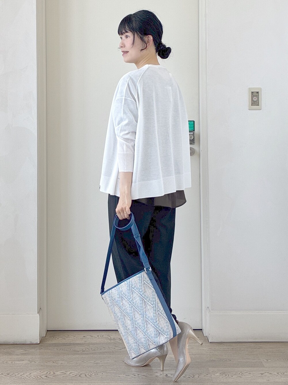 ホワイト系のカーディガン/ボレロ、ブラウン系のシャツ/ブラウス、ブラック系のその他パンツを着用したレディースの春コーディネートの4枚目の写真