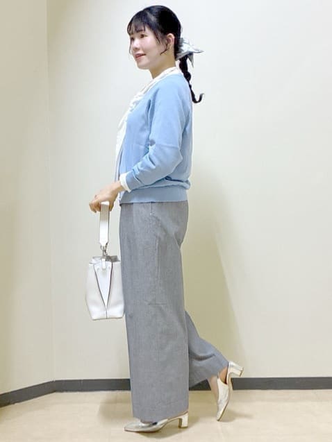 ブラック系のその他パンツ、ブルー系のカーディガン/ボレロ、ピンク系のニット/セーターを着用したレディースの冬コーディネートの2枚目の写真