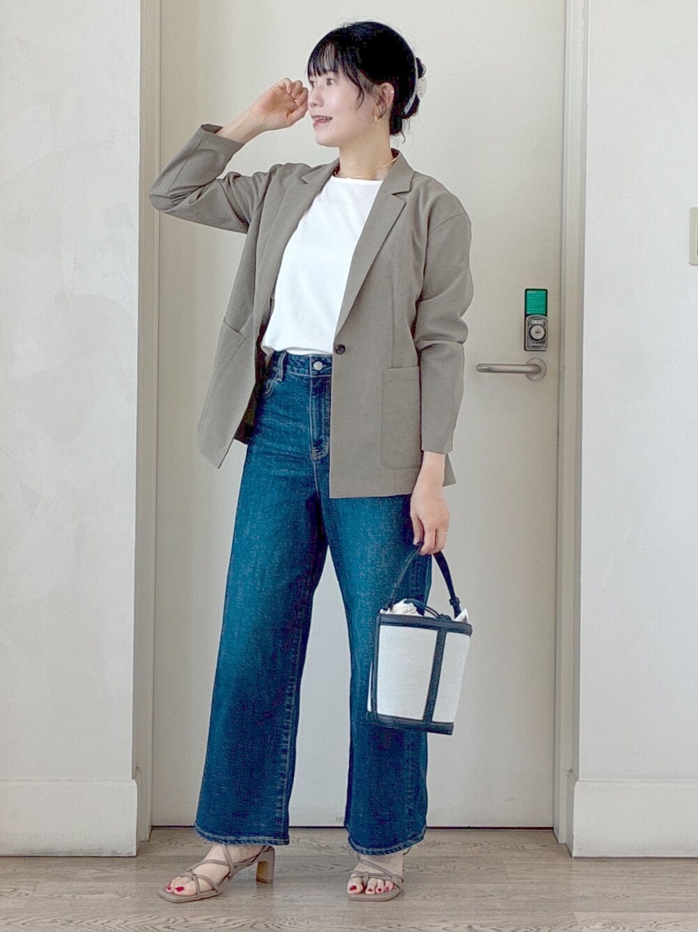 グリーン系のテーラードジャケット、ホワイト系のTシャツ/カットソー、ブルー系のデニムパンツを着用したレディースの夏コーディネートの6枚目の写真