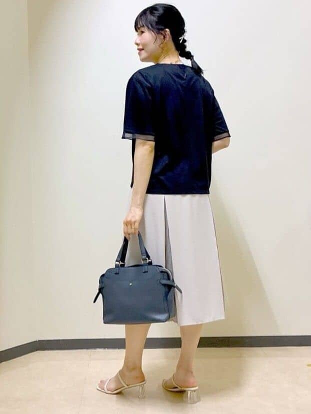 ブルー系のTシャツ/カットソー、ベージュ系のスカート、グリーン系のTシャツ/カットソーを着用したレディースの夏コーディネートの4枚目の写真