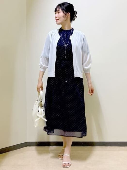 ブルー系のワンピース、グレー系のカーディガン/ボレロ、ホワイト系のトートバッグを着用したレディースの夏コーディネートの7枚目の写真