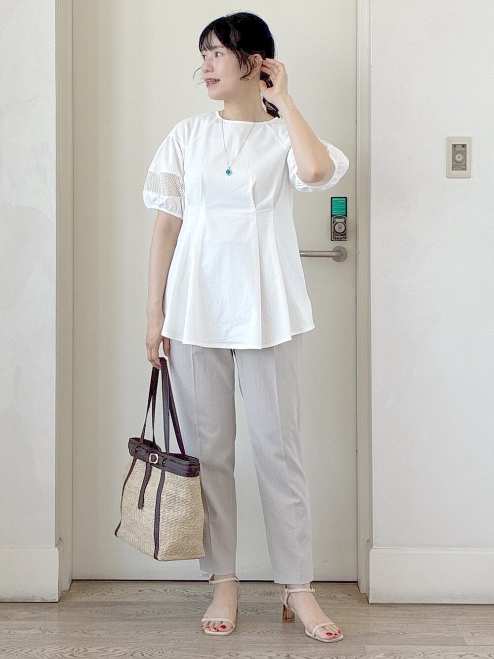 ホワイト系のTシャツ/カットソー、ベージュ系のタンクトップ、ブラック系のカーディガン/ボレロを着用したレディースの夏コーディネートの5枚目の写真