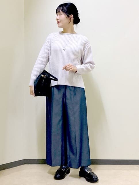 グレー系のニット/セーター、グリーン系のブルゾン、ブルー系のその他パンツを着用したレディースの冬コーディネートの7枚目の写真