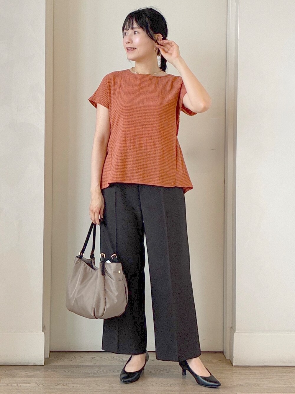 ホワイト系のシャツ/ブラウス、オレンジ系のTシャツ/カットソー、ブラウン系のその他パンツを着用したレディースの秋コーディネートの6枚目の写真