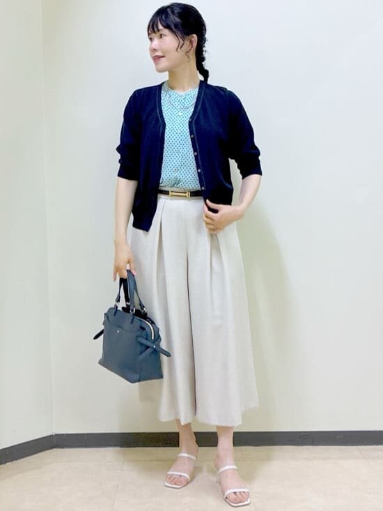 ブルー系のカーディガン/ボレロ、ブルー系のシャツ/ブラウス、グレー系のタンクトップを着用したレディースの夏コーディネートの8枚目の写真