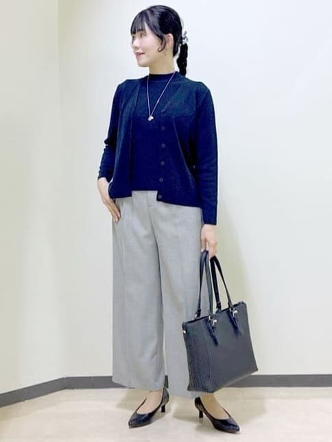 ブルー系のカーディガン/ボレロ、ブルー系のニット/セーター、グレー系のその他パンツを着用したレディースの冬コーディネートの5枚目の写真
