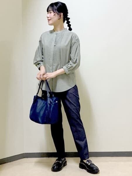 グリーン系のシャツ/ブラウス、ブルー系のその他パンツ、ブルー系のショルダーバッグを着用したレディースの冬コーディネートの6枚目の写真