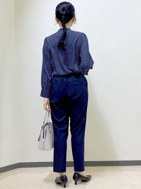ブルー系のシャツ/ブラウス、ブルー系のその他パンツ、グレー系のノーカラージャケットを着用したレディースの冬コーディネートの3枚目の写真
