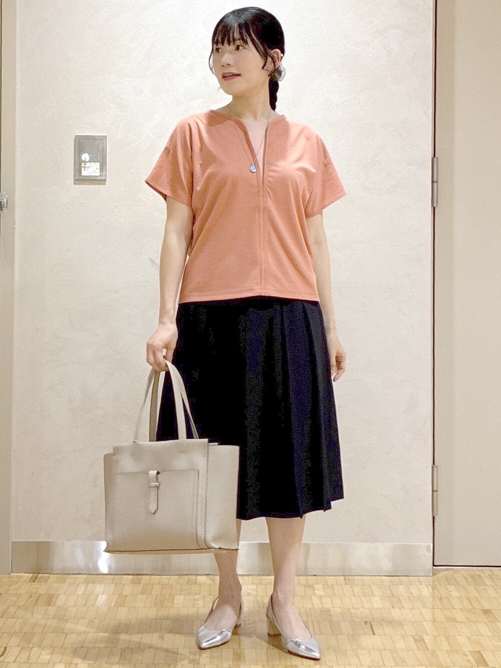 ピンク系のTシャツ/カットソー、ブルー系のスカート、グレー系のノーカラージャケットを着用したレディースの夏コーディネートの8枚目の写真