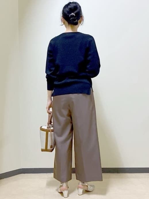 ブラウン系のその他パンツ、ブラック系のニット/セーター、イエロー系のショルダーバッグを着用したレディースの冬コーディネートの3枚目の写真