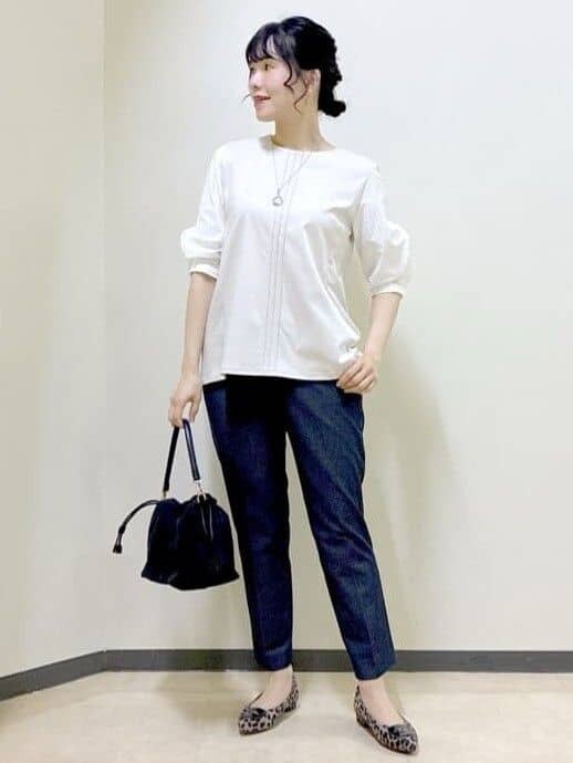 ベージュ系のTシャツ/カットソー、グリーン系のブルゾン、ブルー系のその他パンツを着用したレディースの秋コーディネートの6枚目の写真