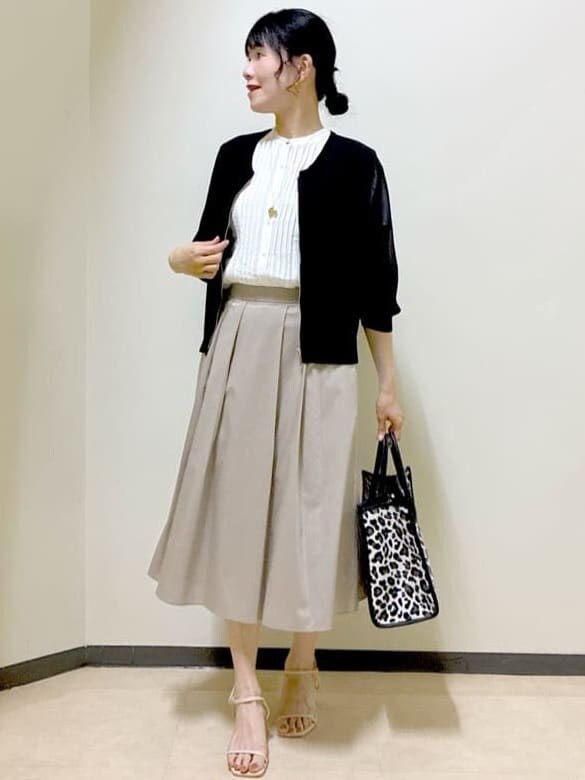 ブラック系のカーディガン/ボレロ、ホワイト系のシャツ/ブラウス、ベージュ系のスカートを着用したレディースの夏コーディネートの7枚目の写真