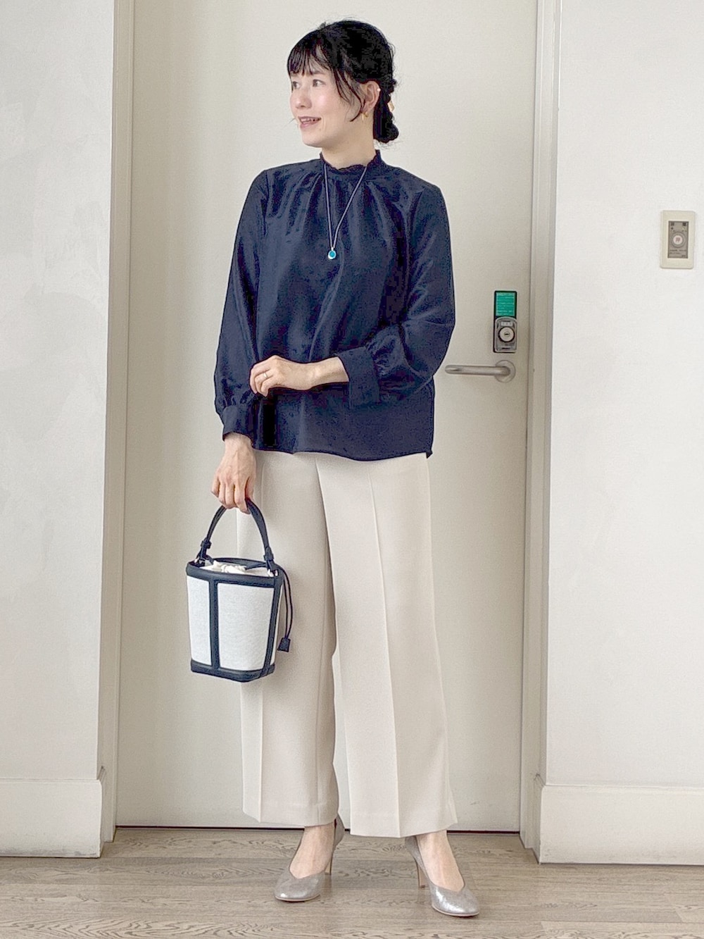 ブルー系のシャツ/ブラウス、ベージュ系のその他パンツ、ブルー系のショルダーバッグを着用したレディースの夏コーディネートの5枚目の写真