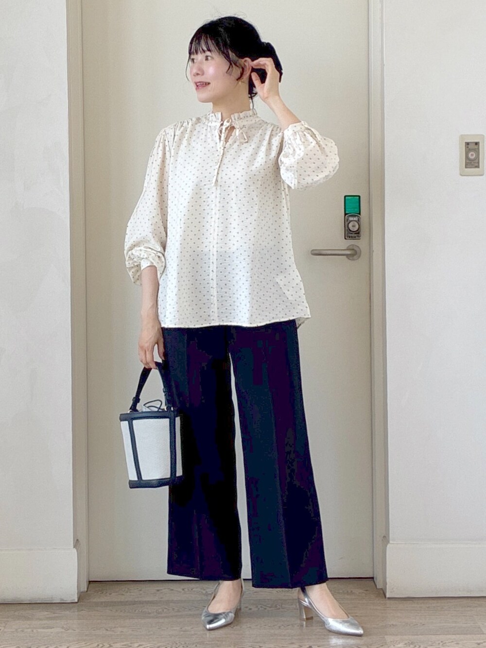 ベージュ系のシャツ/ブラウス、ブルー系のその他パンツ、ブルー系のショルダーバッグを着用したレディースの夏コーディネートの5枚目の写真