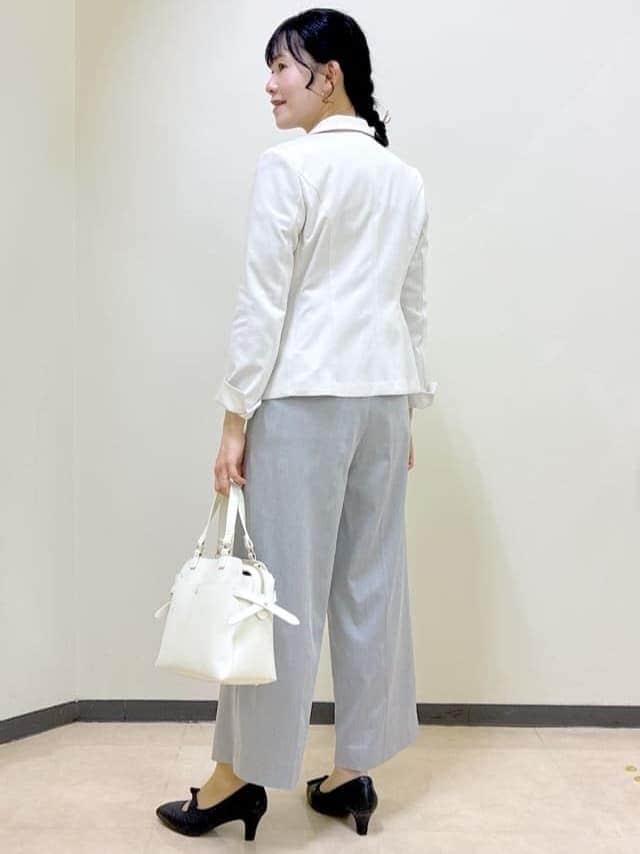 グレー系のシャツ/ブラウス、グレー系のその他パンツ、ベージュ系のテーラードジャケットを着用したレディースの春コーディネートの8枚目の写真