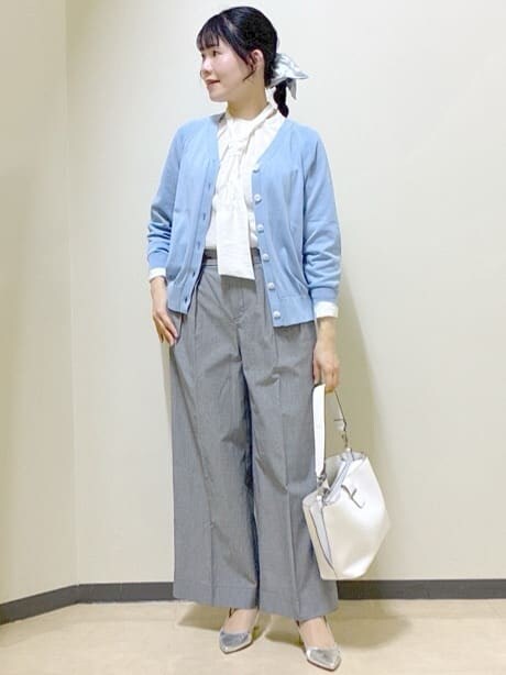 ブラック系のその他パンツ、ブルー系のカーディガン/ボレロ、ピンク系のニット/セーターを着用したレディースの冬コーディネートの10枚目の写真