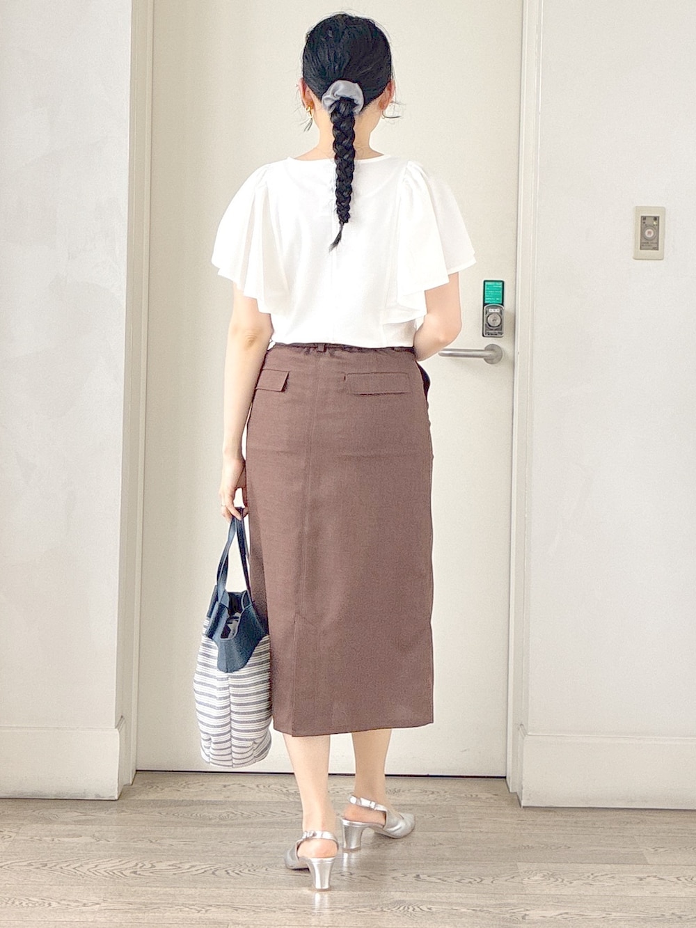 ホワイト系のTシャツ/カットソー、ブラック系のブルゾン、ブラウン系のスカートを着用したレディースの夏コーディネートの3枚目の写真