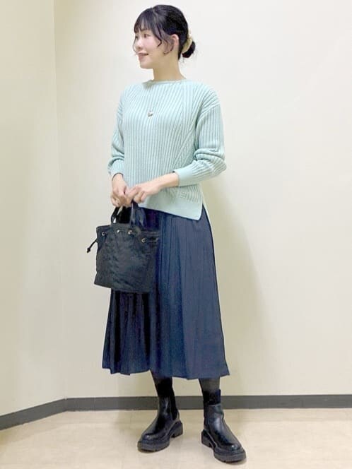 グリーン系のニット/セーター、ブルー系のその他パンツ、ベージュ系のノーカラーコートを着用したレディースの冬コーディネートの6枚目の写真
