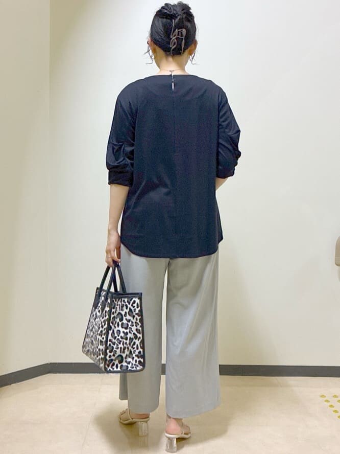 ブルー系のTシャツ/カットソー、グレー系のその他パンツ、ホワイト系のTシャツ/カットソーを着用したレディースの夏コーディネートの3枚目の写真