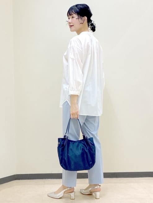 ホワイト系のシャツ/ブラウス、ブルー系のカーディガン/ボレロ、ブルー系のその他パンツを着用したレディースの春コーディネートの4枚目の写真
