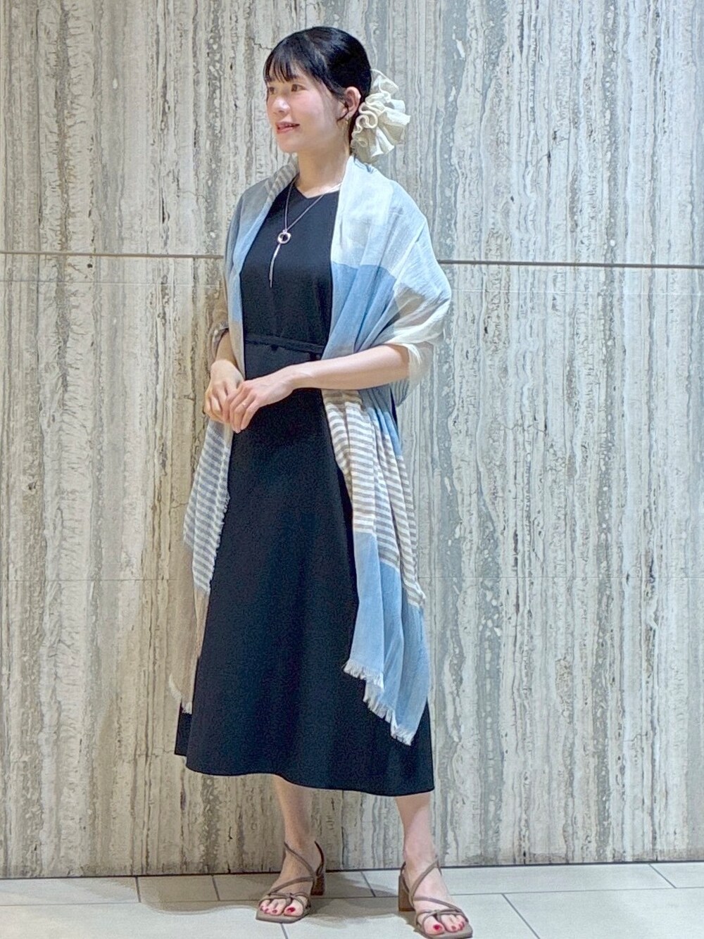 ブルー系のワンピース、イエロー系のカーディガン/ボレロ、ブルー系のストール/ショールを着用したレディースの夏コーディネートの8枚目の写真
