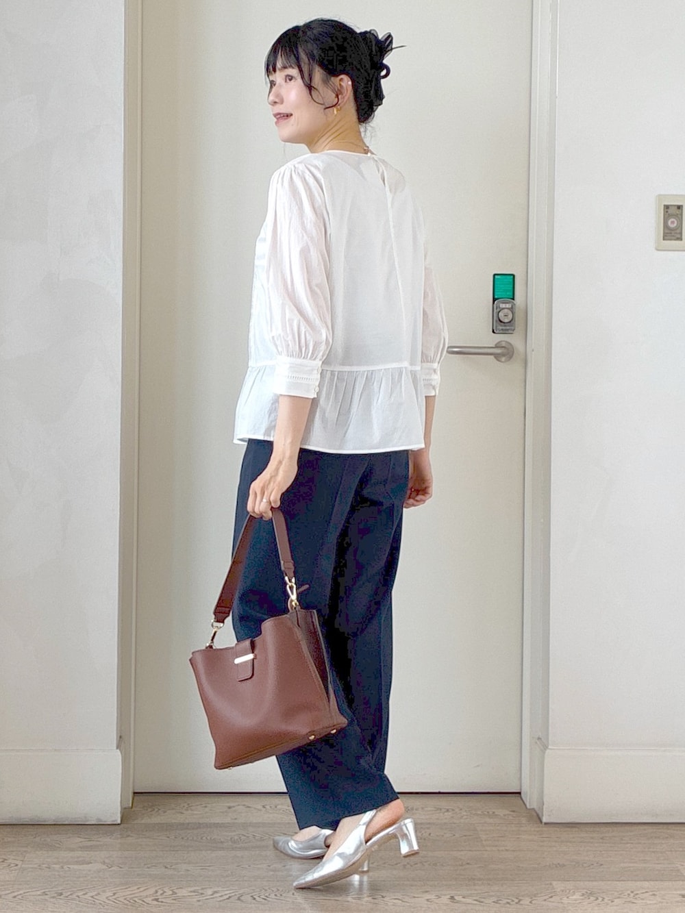 ホワイト系のシャツ/ブラウス、ブラウン系のカーディガン/ボレロ、ブルー系のその他パンツを着用したレディースの秋コーディネートの4枚目の写真