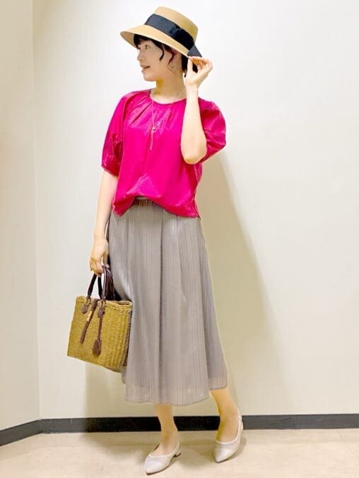 レッド系のTシャツ/カットソー、グリーン系のスカート、イエロー系のトートバッグを着用したレディースの夏コーディネートの9枚目の写真