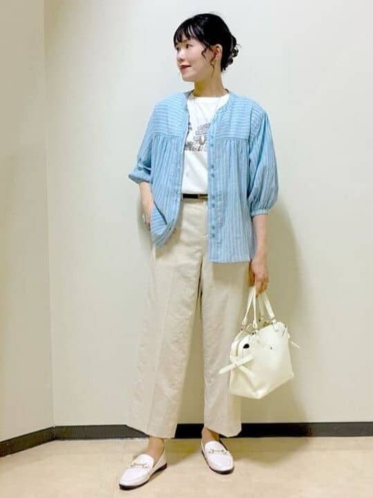 ブルー系のシャツ/ブラウス、ベージュ系のその他パンツ、ホワイト系のTシャツ/カットソーを着用したレディースの夏コーディネートの9枚目の写真