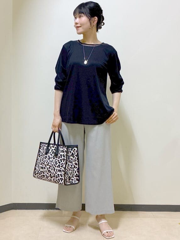 ブルー系のTシャツ/カットソー、グレー系のその他パンツ、ホワイト系のTシャツ/カットソーを着用したレディースの夏コーディネートの6枚目の写真