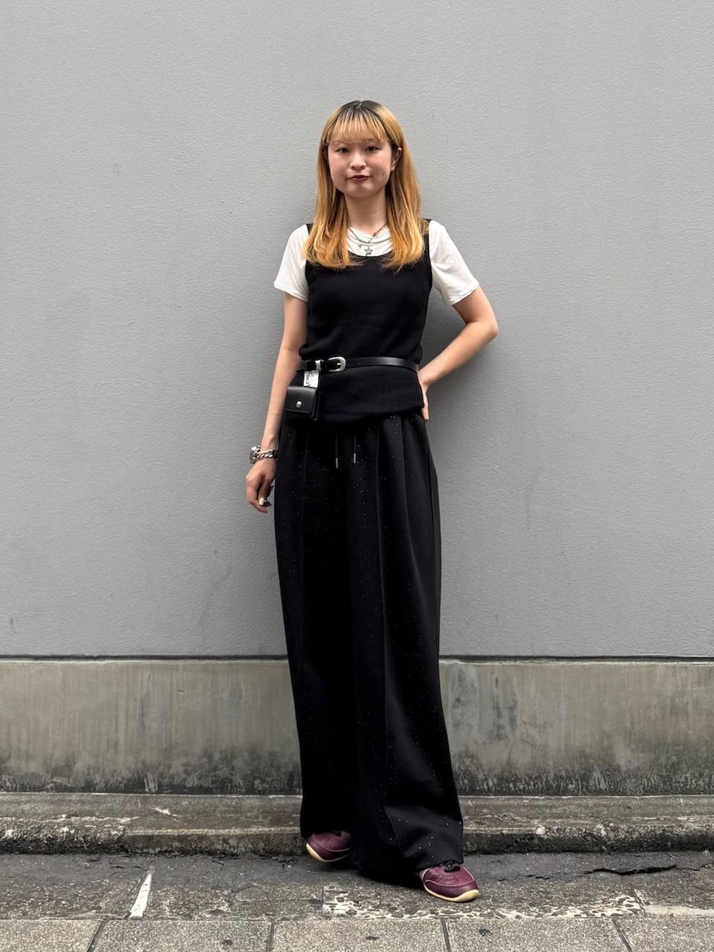 ブラック系のタンクトップ、ホワイト系のTシャツ/カットソー、ブラック系のスウェットパンツを着用したレディースの夏コーディネートの3枚目の写真