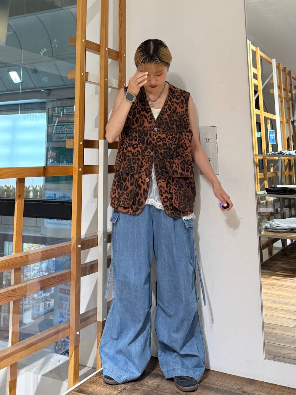 ホワイト系のTシャツ/カットソー、ブルー系のデニムパンツ、その他のベストを着用したレディースの夏コーディネートの4枚目の写真