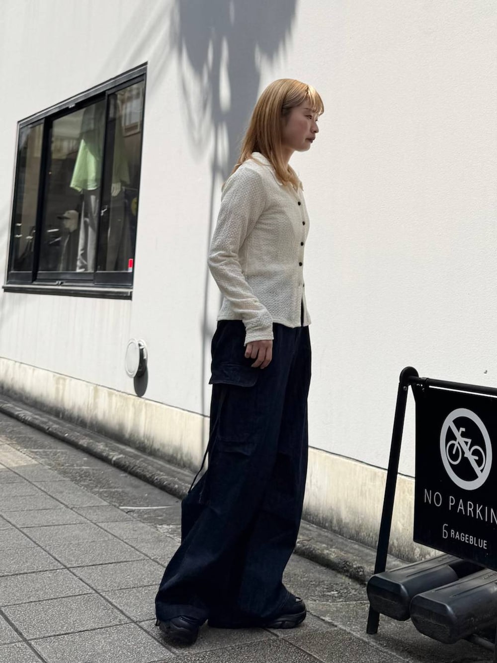 ブラック系のローファー、ブルー系のデニムパンツ、ホワイト系のカーディガン/ボレロを着用したレディースの春コーディネートの9枚目の写真