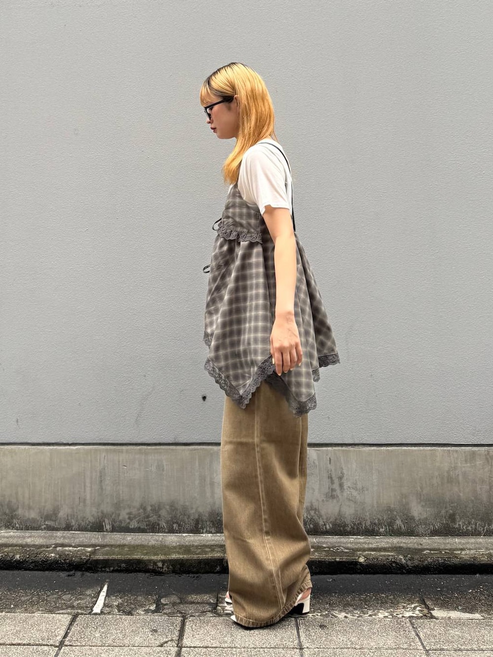ホワイト系のTシャツ/カットソー、ブラック系のショルダーバッグ、ホワイト系のサンダルを着用したレディースの夏コーディネートの4枚目の写真