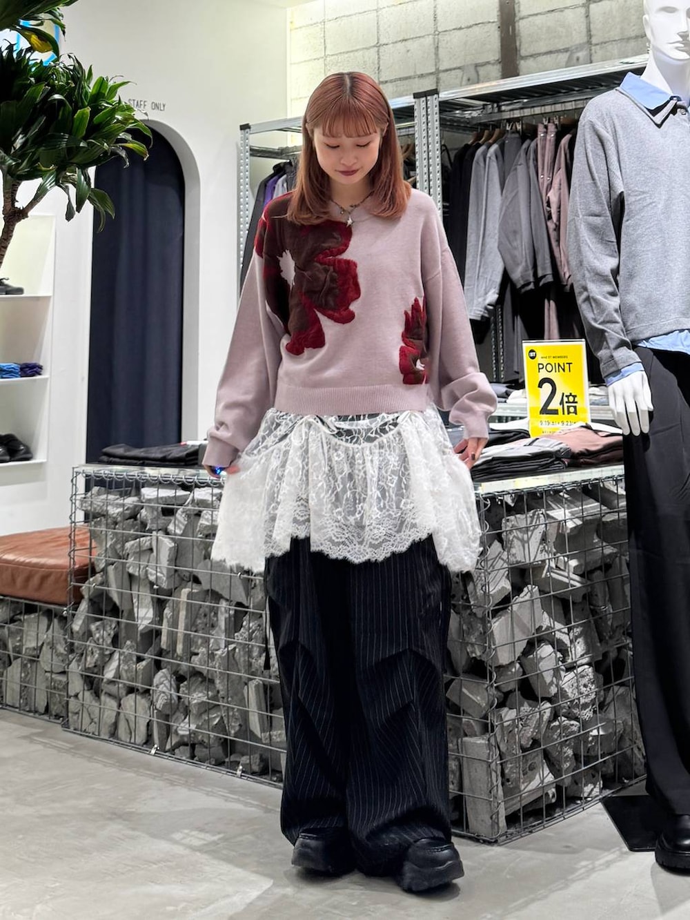 ホワイト系のワンピース、ピンク系のニット/セーター、ブラック系のカーゴパンツを着用したレディースの秋コーディネートの3枚目の写真
