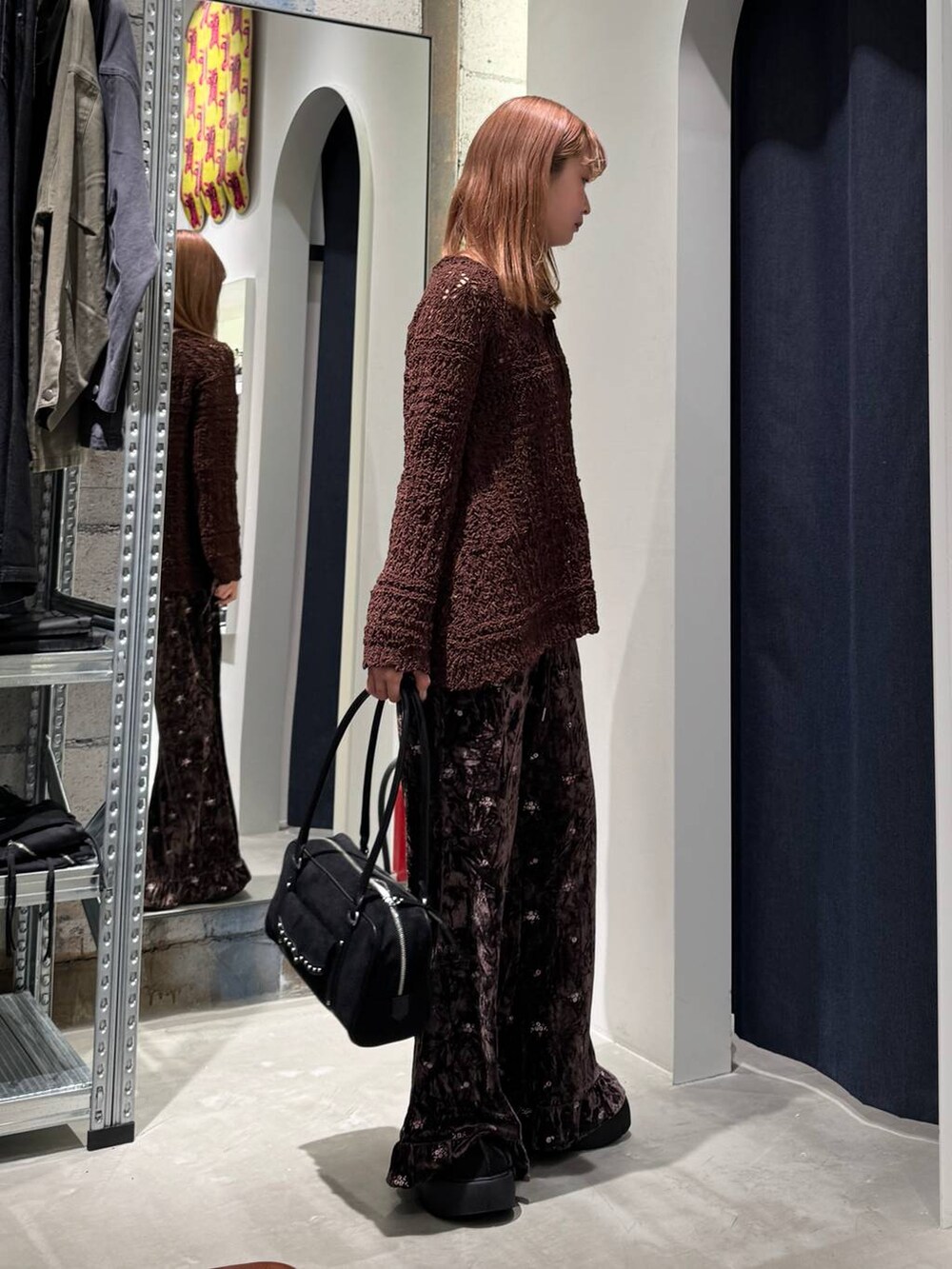 ブラウン系のその他パンツ、ブラック系のブーツ、ブラック系のショルダーバッグを着用したレディースの秋コーディネートの7枚目の写真