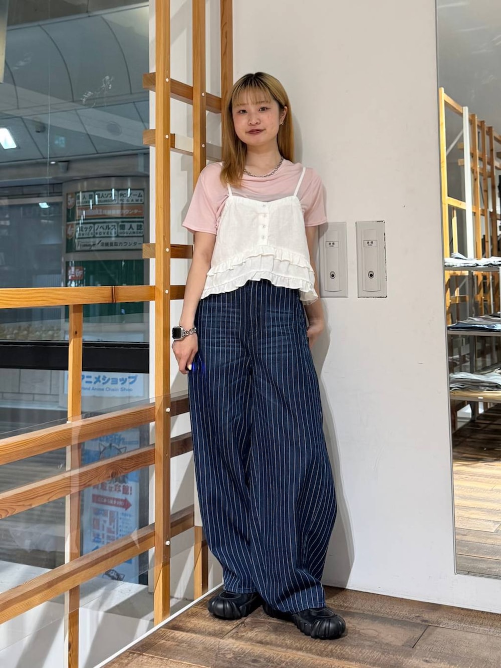 ピンク系のTシャツ/カットソー、ホワイト系のキャミソール、ブルー系のデニムパンツを着用したレディースの夏コーディネートの2枚目の写真
