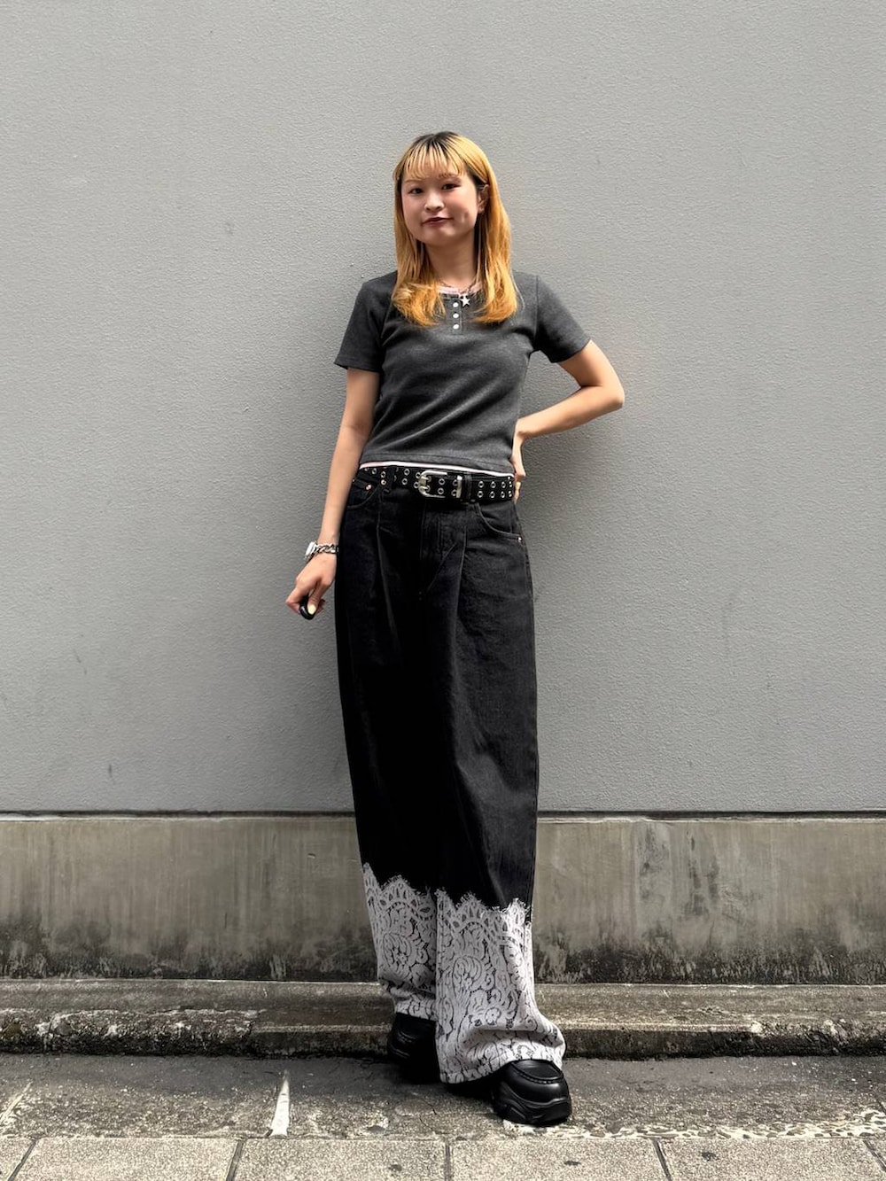 ブラック系のデニムパンツ、グレー系のTシャツ/カットソー、ブラック系のベルトを着用したレディースの夏コーディネートの2枚目の写真